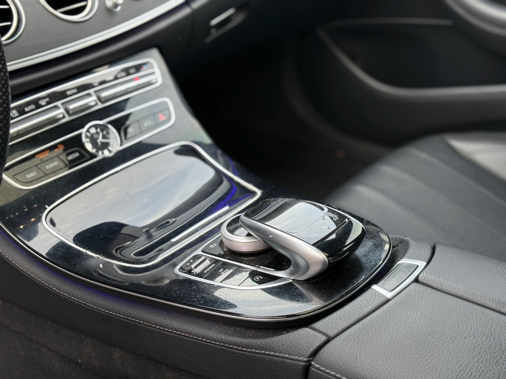 Photo 12 of this MERCEDES-BENZ E-CLASS