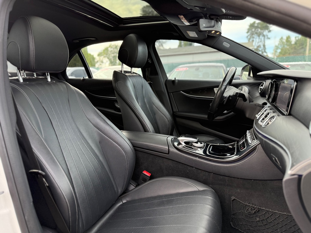 Photo 19 of this MERCEDES-BENZ E-CLASS