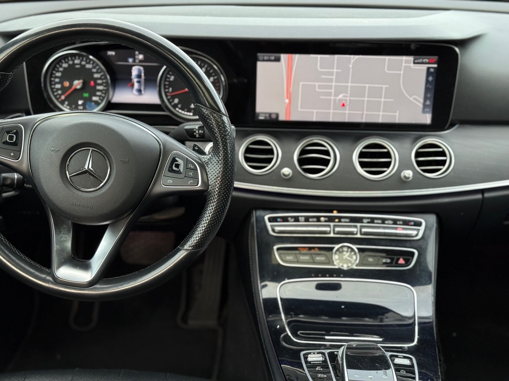 Photo 16 of this MERCEDES-BENZ E-CLASS
