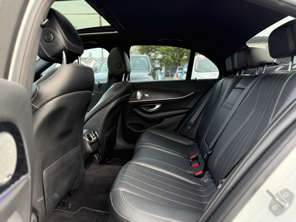 Photo 14 of this MERCEDES-BENZ E-CLASS