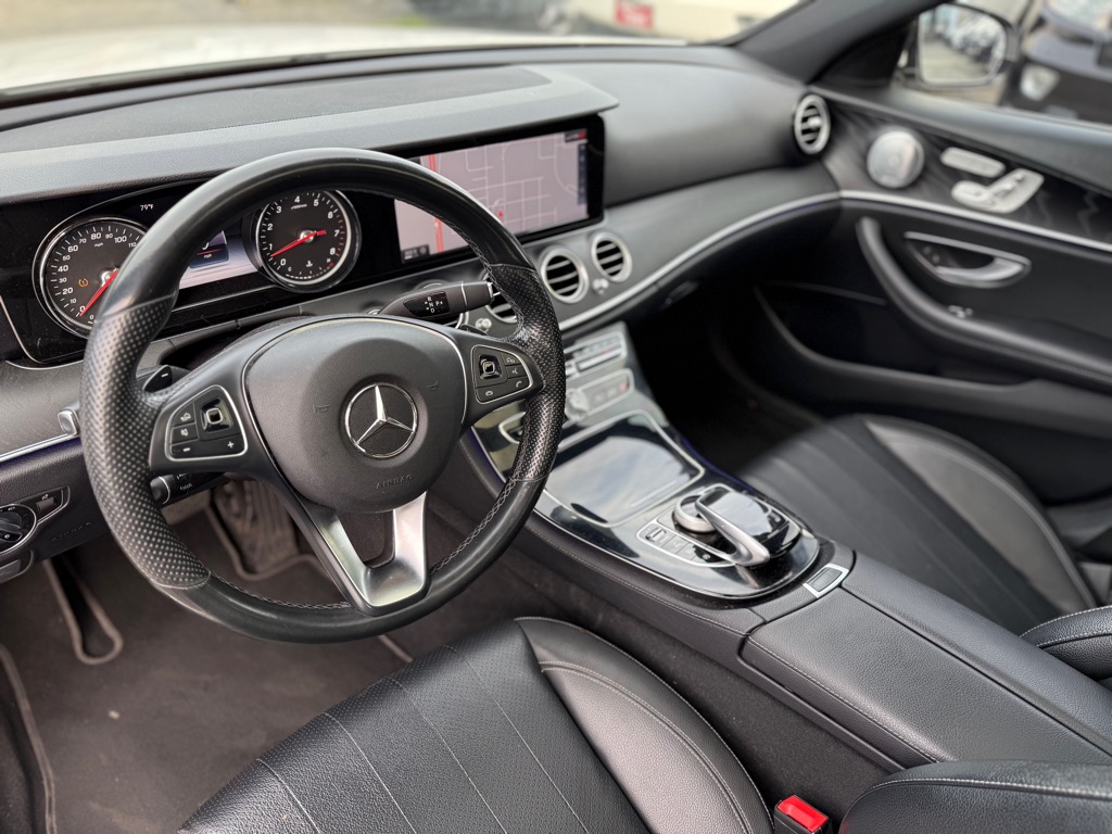 Photo 11 of this MERCEDES-BENZ E-CLASS
