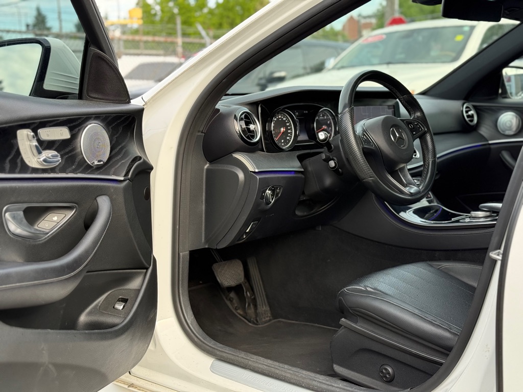 Photo 8 of this MERCEDES-BENZ E-CLASS