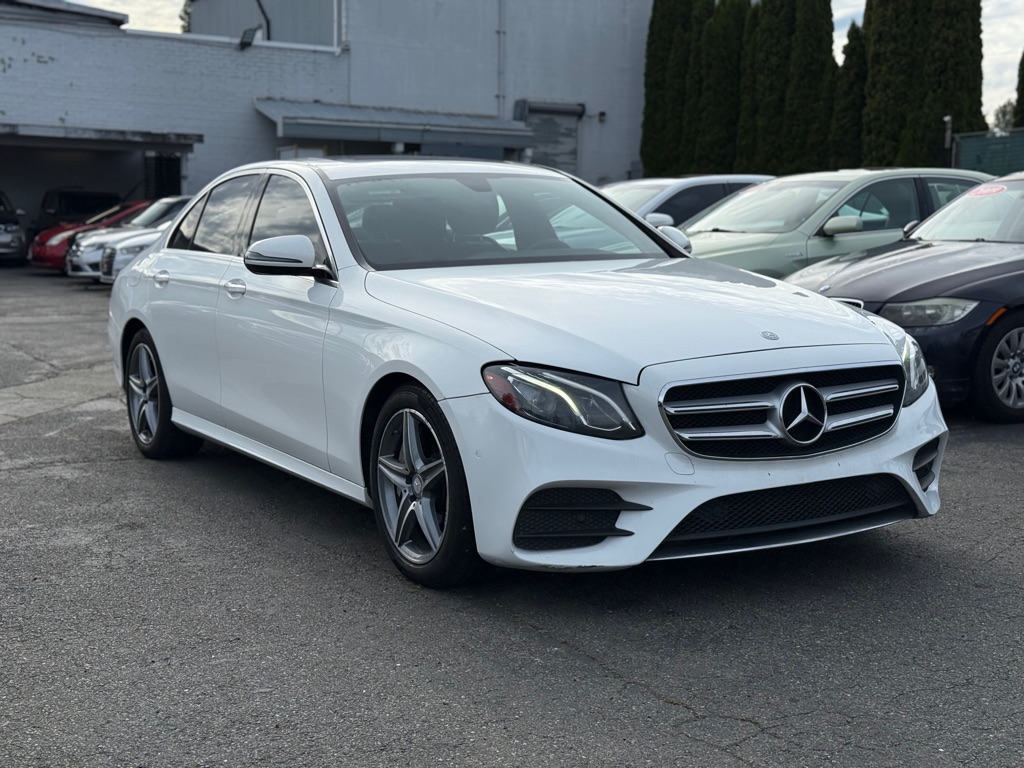 Photo 2 of this MERCEDES-BENZ E-CLASS