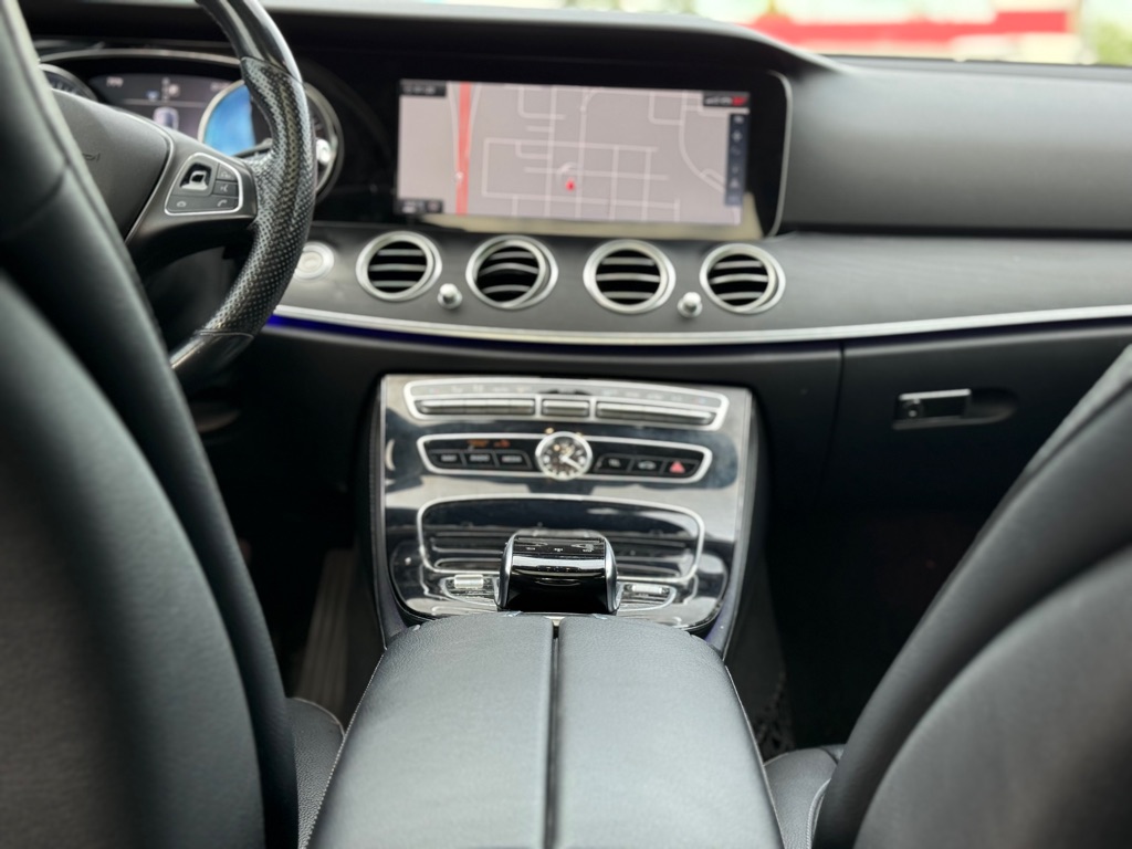 Photo 17 of this MERCEDES-BENZ E-CLASS
