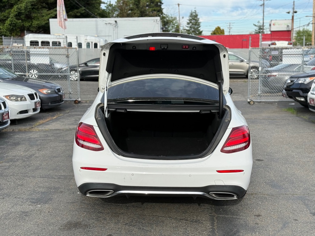 Photo 7 of this MERCEDES-BENZ E-CLASS