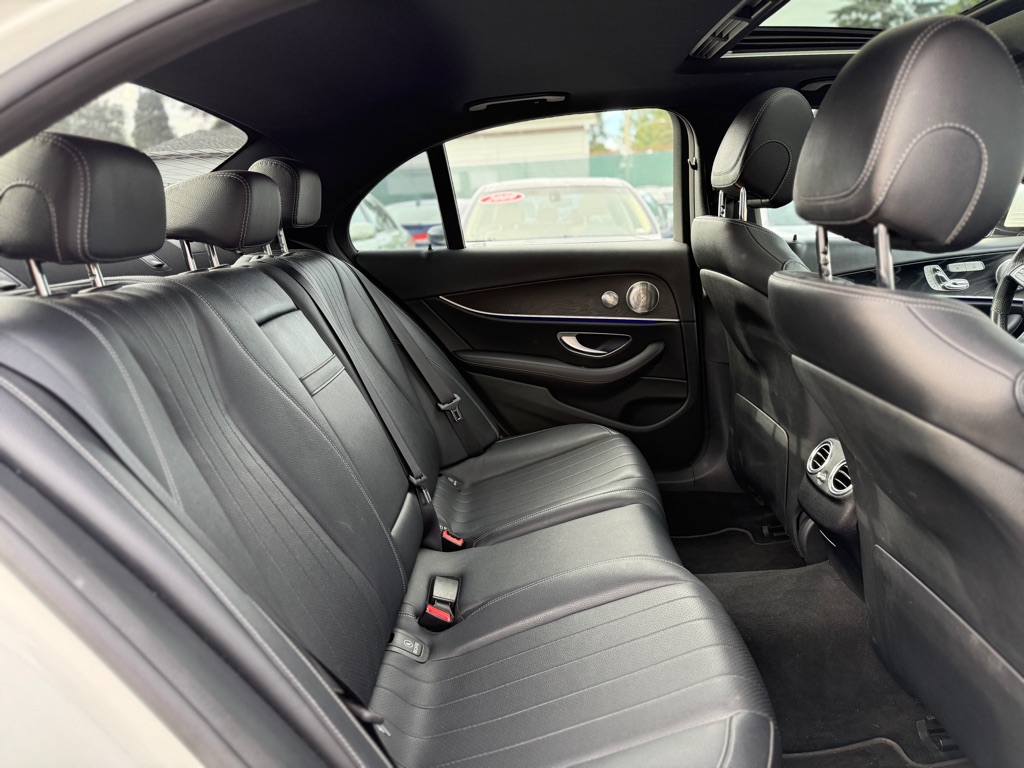Photo 22 of this MERCEDES-BENZ E-CLASS