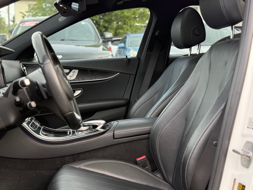 Photo 9 of this MERCEDES-BENZ E-CLASS