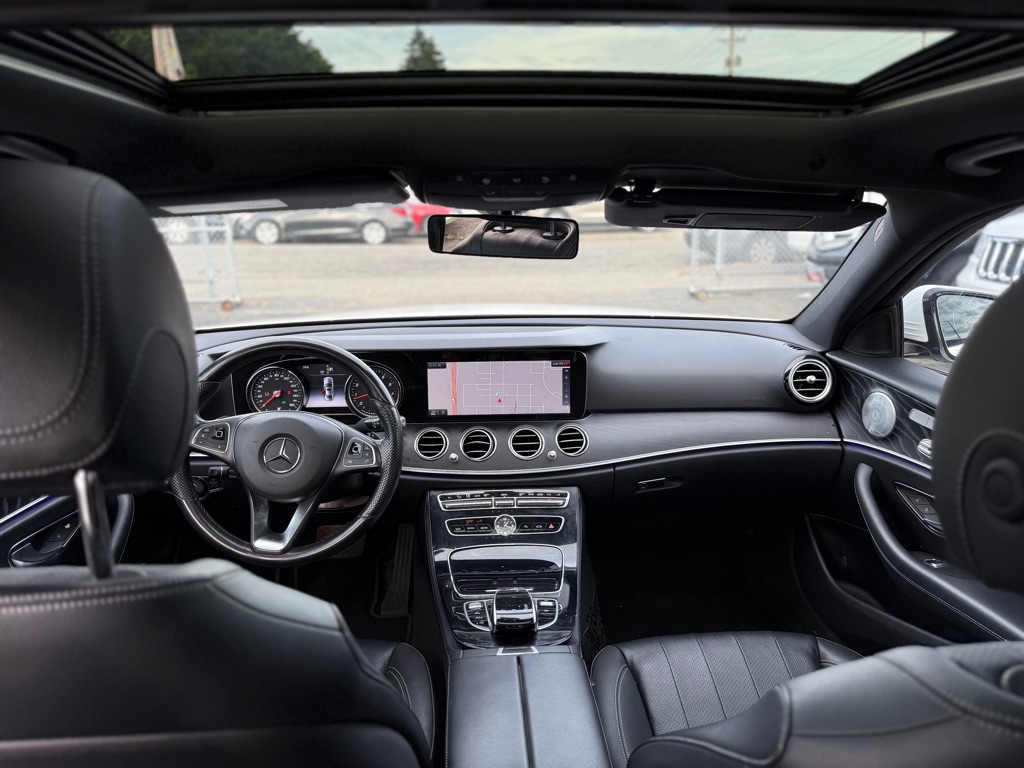 Photo 15 of this MERCEDES-BENZ E-CLASS