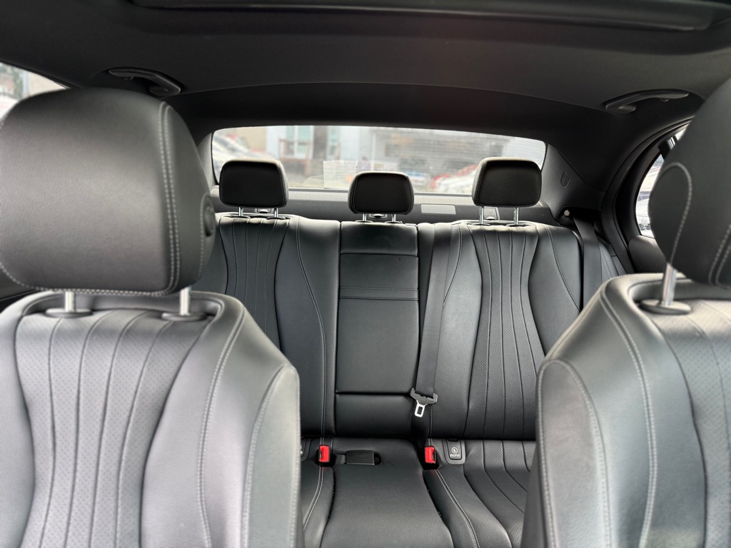 Photo 21 of this MERCEDES-BENZ E-CLASS