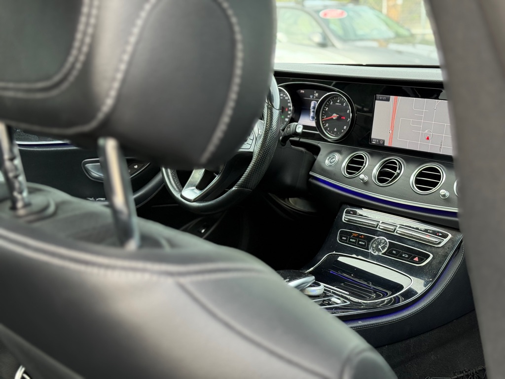 Photo 23 of this MERCEDES-BENZ E-CLASS