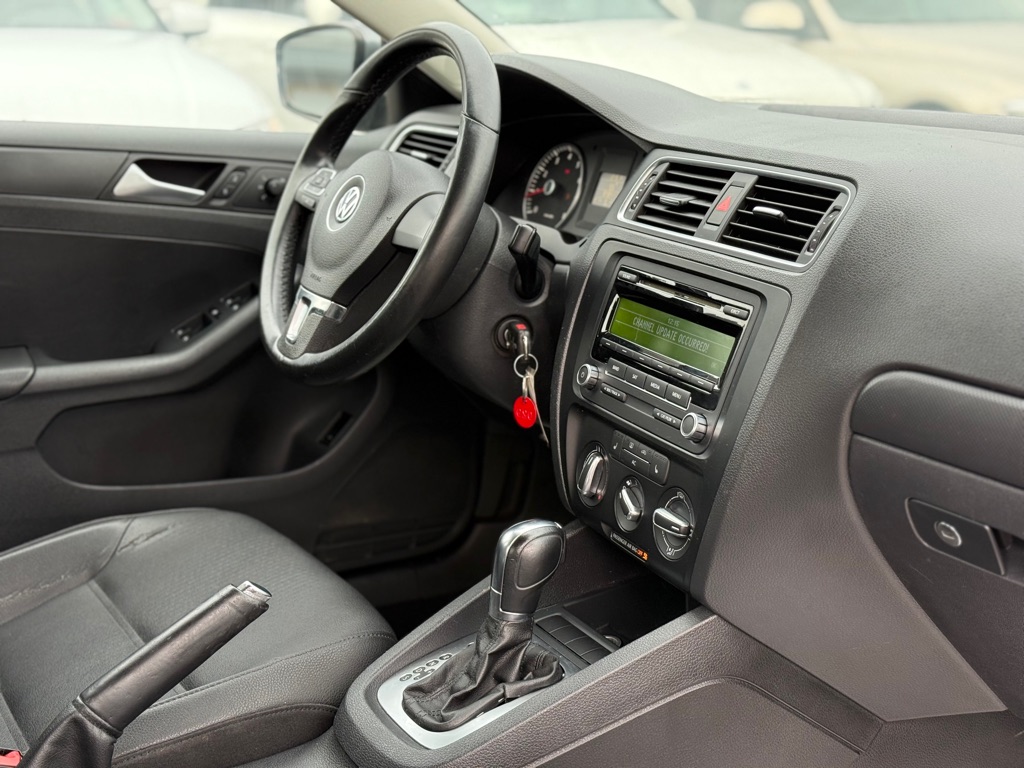 Photo 16 of this VOLKSWAGEN JETTA