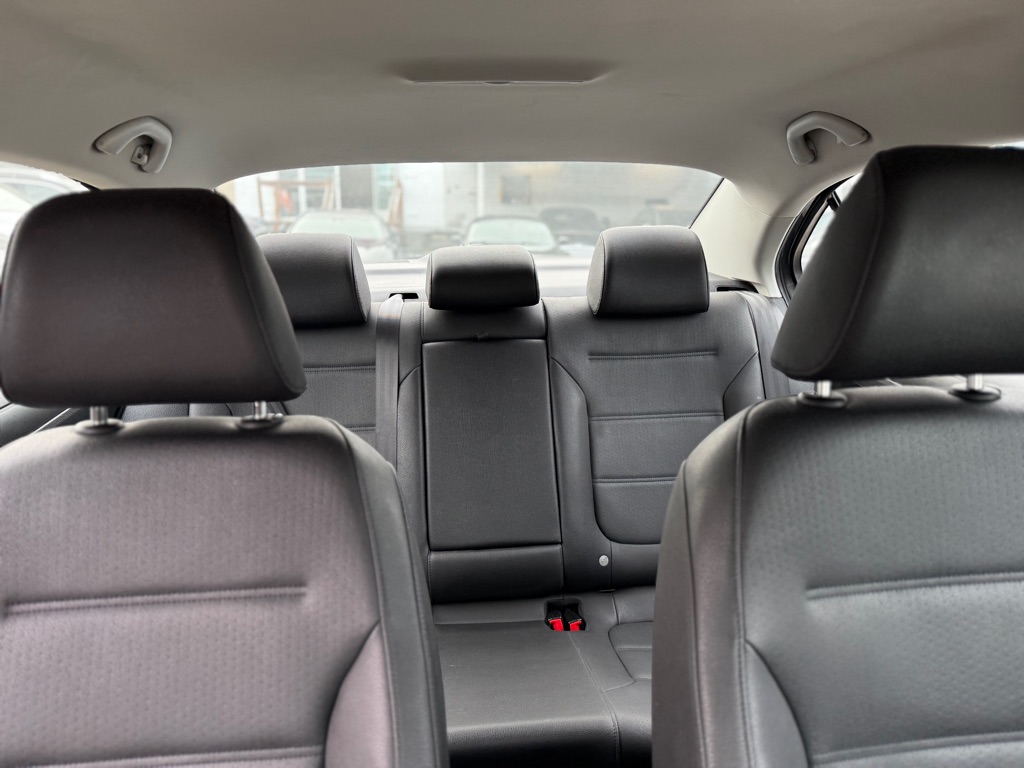 Photo 17 of this VOLKSWAGEN JETTA