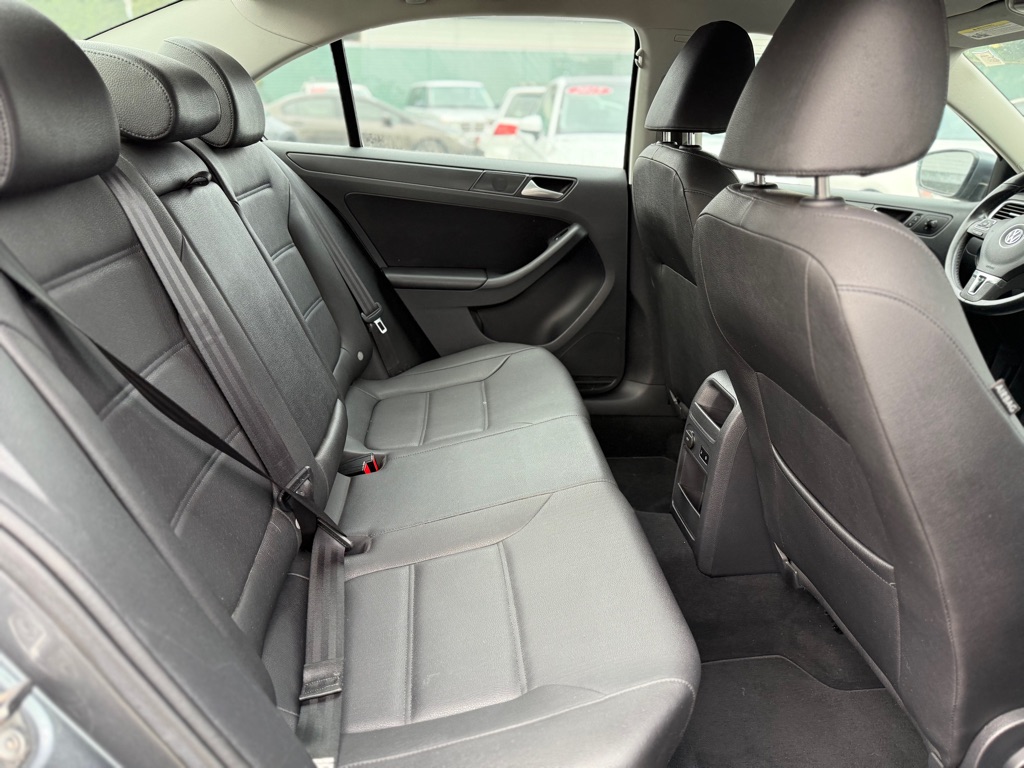 Photo 18 of this VOLKSWAGEN JETTA