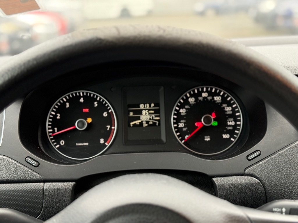 Photo 13 of this VOLKSWAGEN JETTA