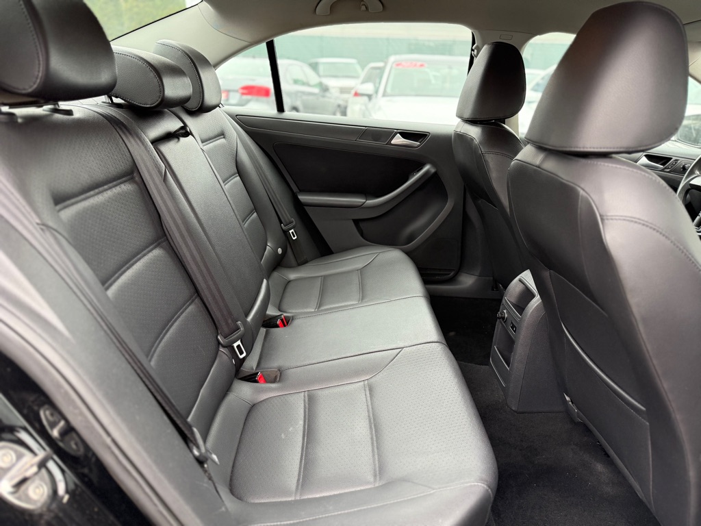Photo 18 of this VOLKSWAGEN JETTA