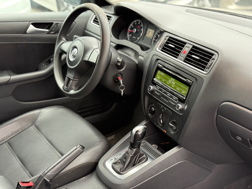 Photo 16 of this VOLKSWAGEN JETTA