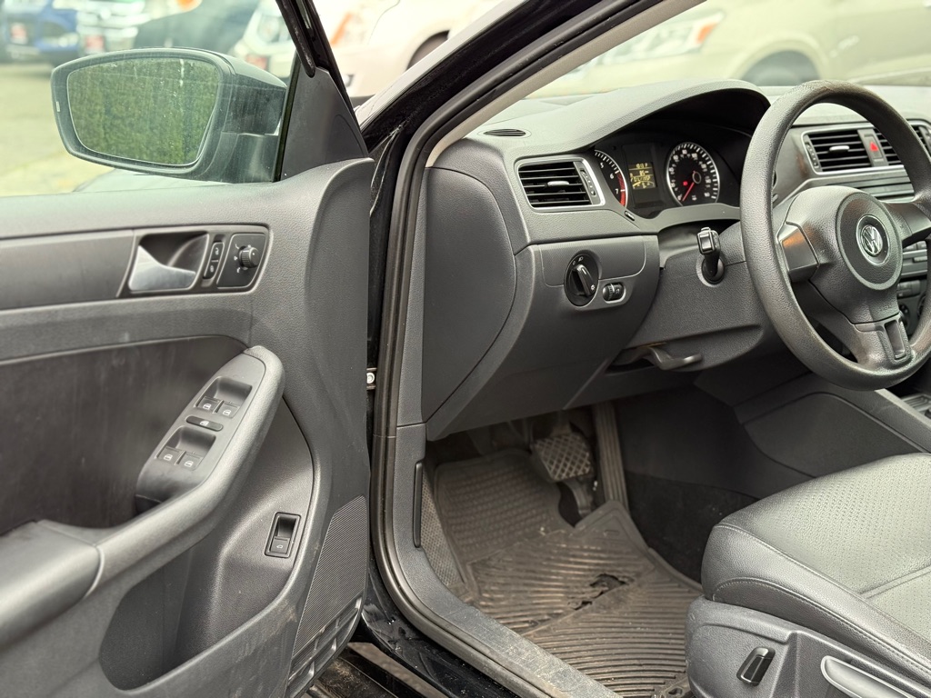 Photo 8 of this VOLKSWAGEN JETTA
