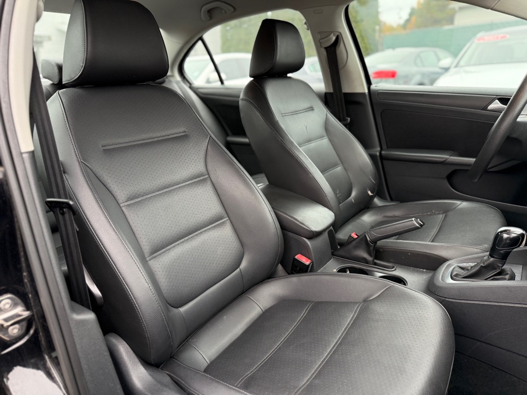 Photo 15 of this VOLKSWAGEN JETTA