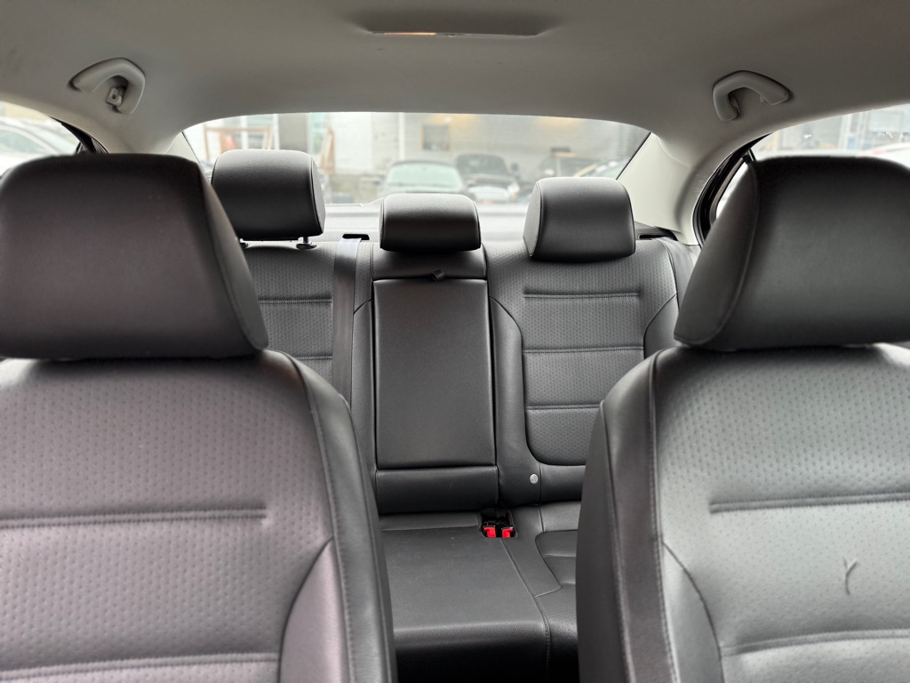 Photo 17 of this VOLKSWAGEN JETTA