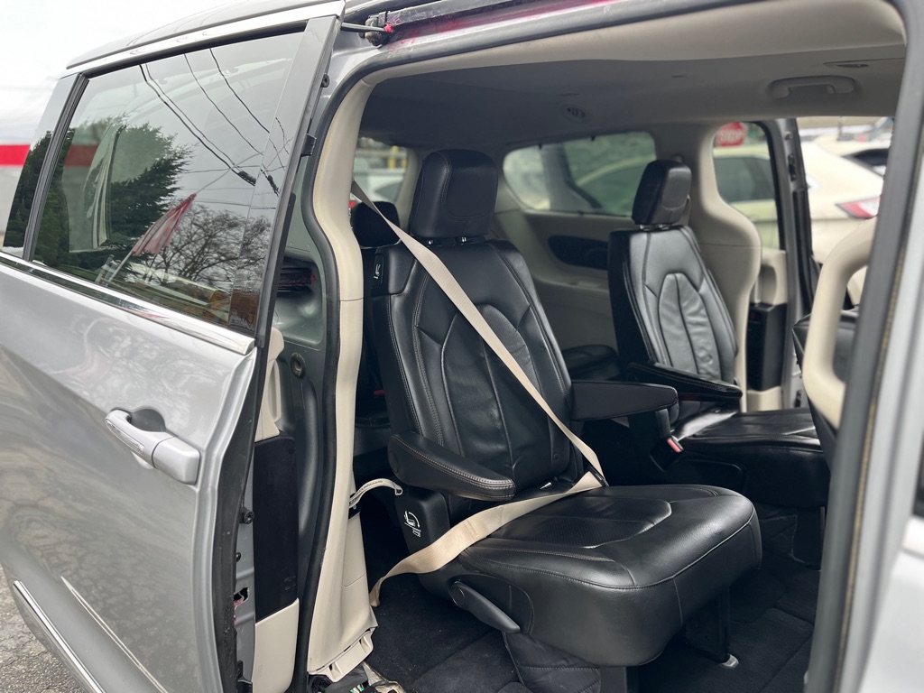 Photo 22 of this CHRYSLER PACIFICA