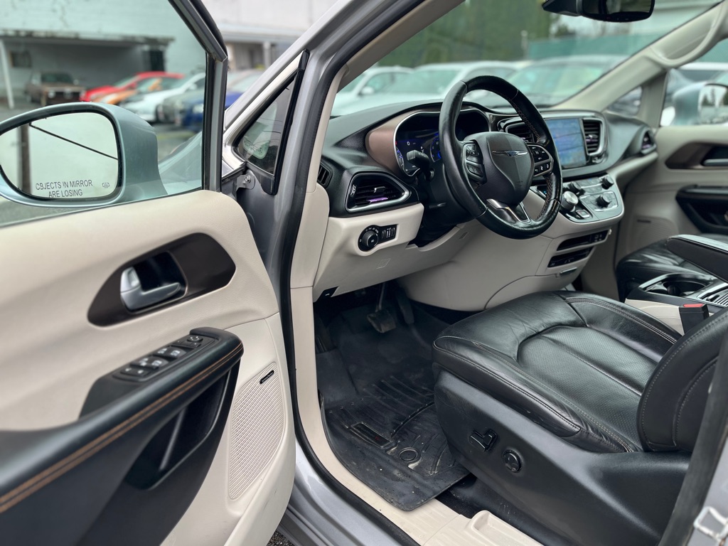 Photo 9 of this CHRYSLER PACIFICA