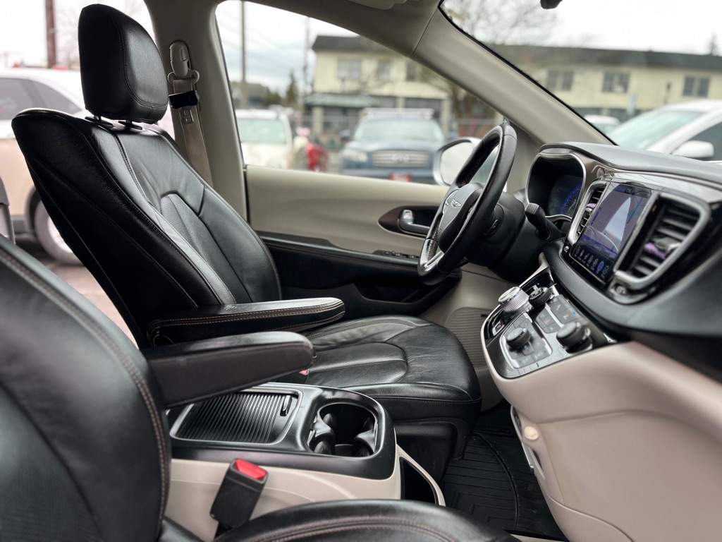 Photo 18 of this CHRYSLER PACIFICA