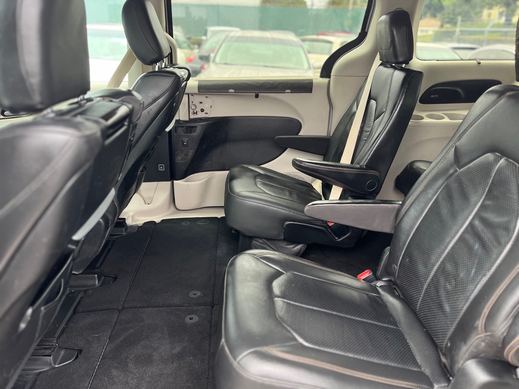 Photo 14 of this CHRYSLER PACIFICA