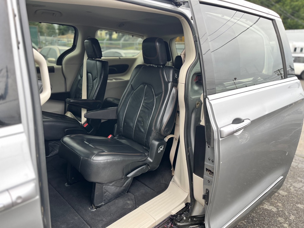 Photo 13 of this CHRYSLER PACIFICA