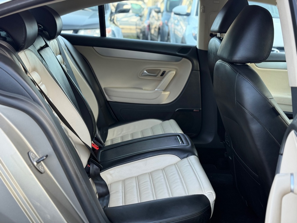 Photo 18 of this VOLKSWAGEN CC