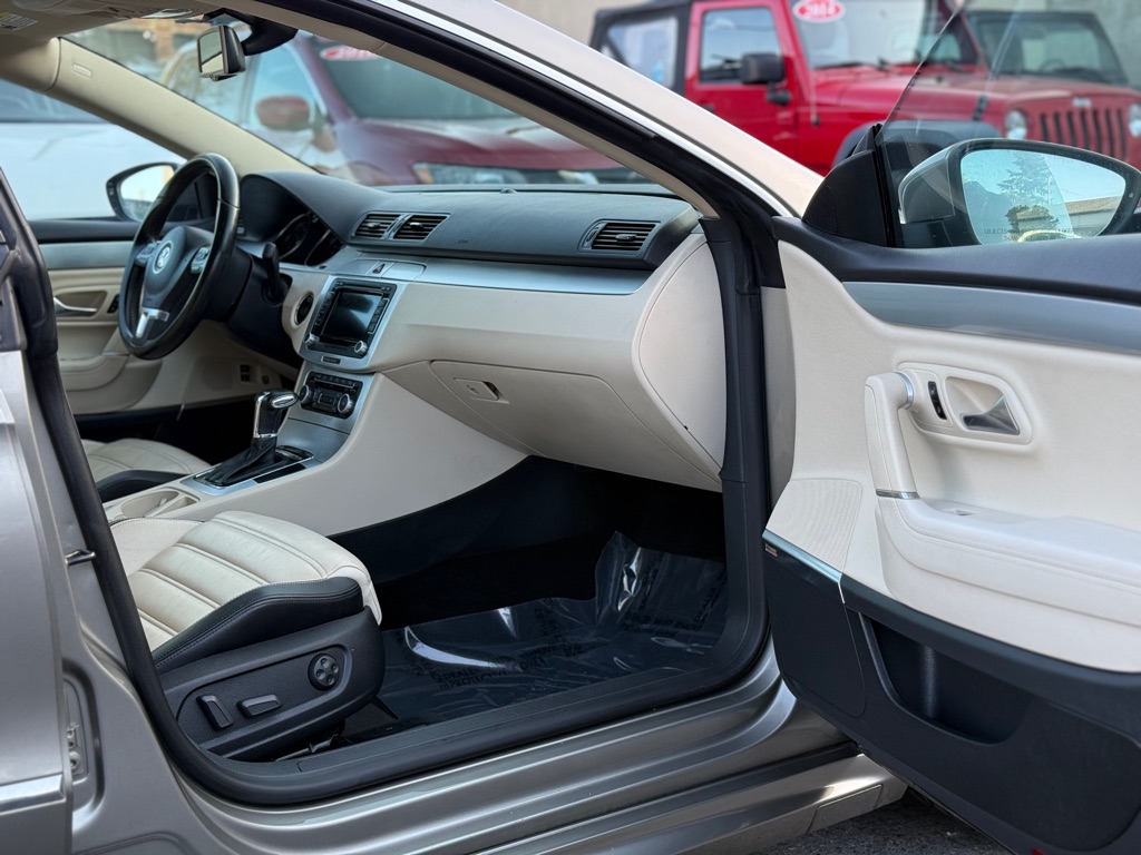 Photo 14 of this VOLKSWAGEN CC
