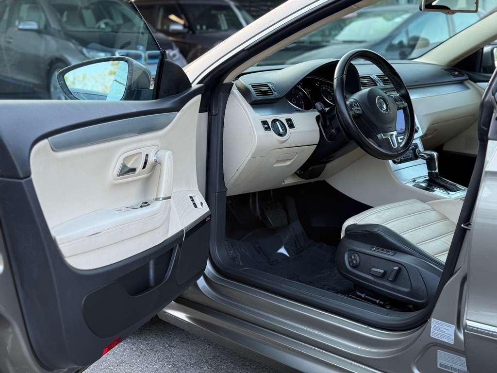 Photo 8 of this VOLKSWAGEN CC