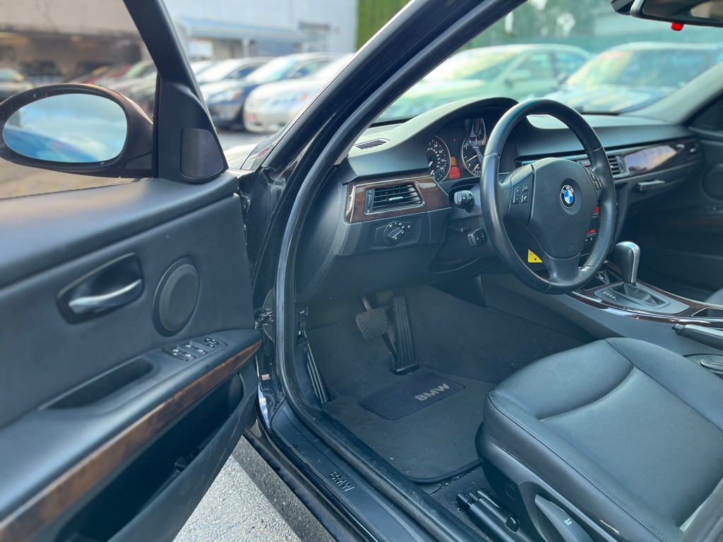 Photo 8 of this BMW 3 SERIES
