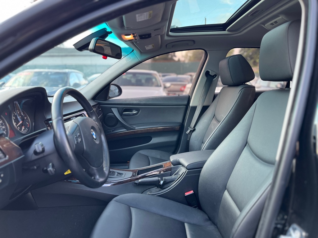 Photo 9 of this BMW 3 SERIES
