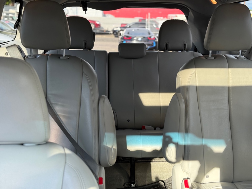 Photo 19 of this TOYOTA SIENNA