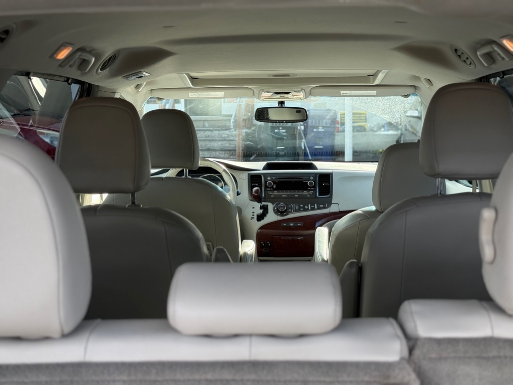 Photo 8 of this TOYOTA SIENNA