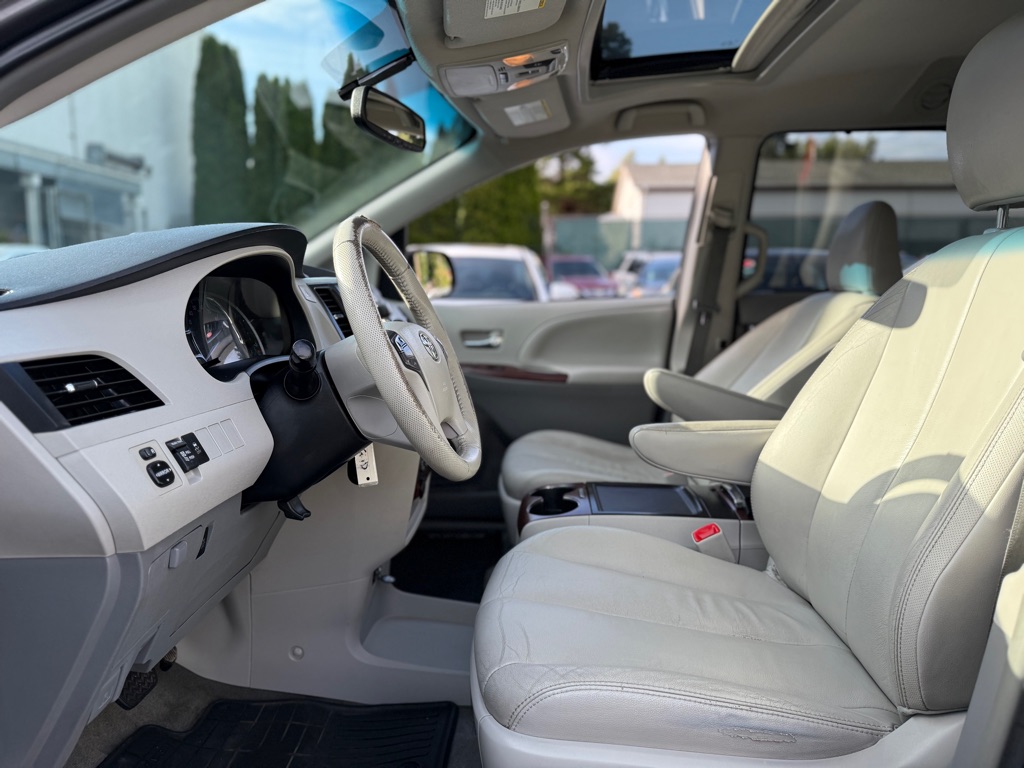 Photo 10 of this TOYOTA SIENNA