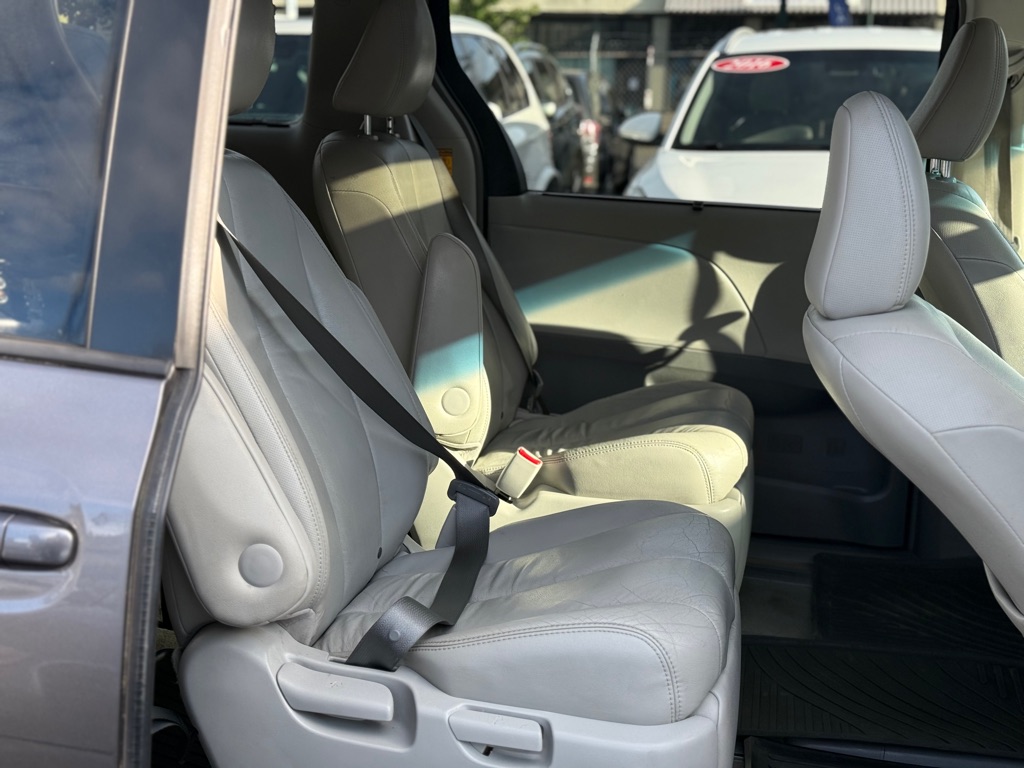 Photo 20 of this TOYOTA SIENNA