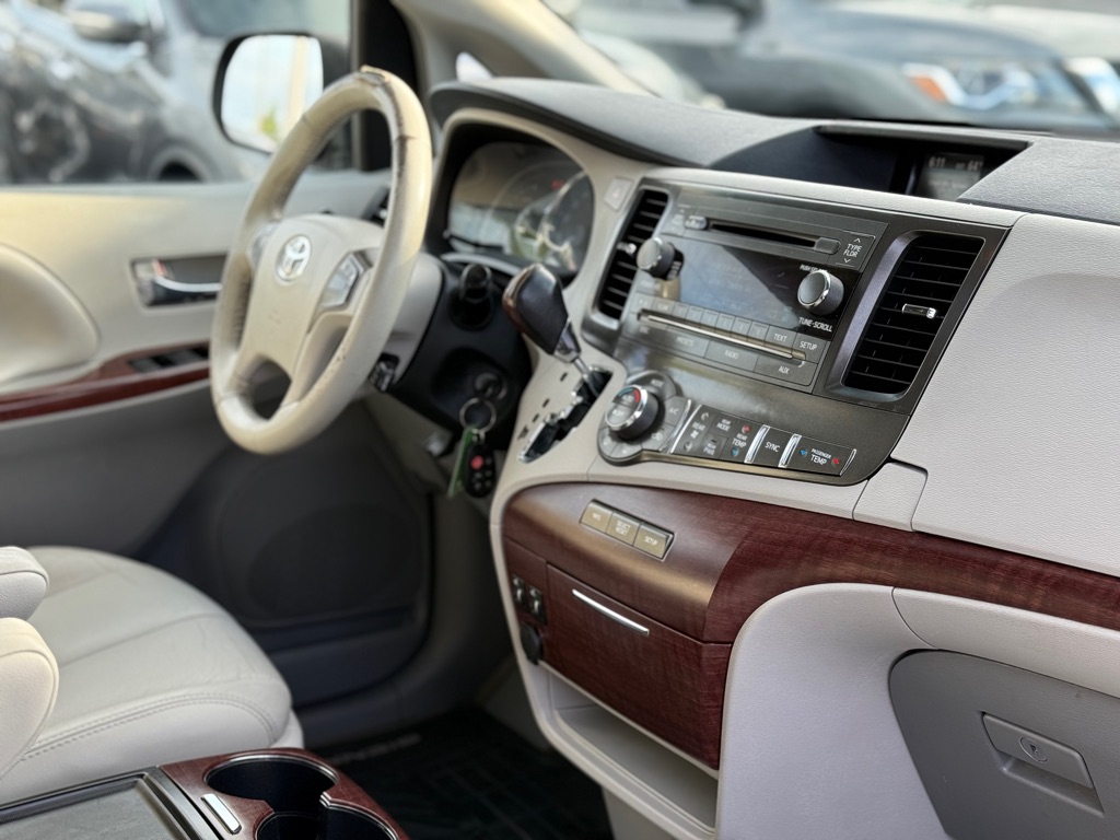 Photo 18 of this TOYOTA SIENNA