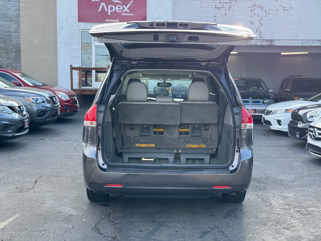 Photo 7 of this TOYOTA SIENNA