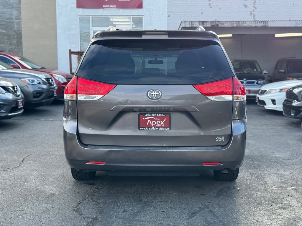 Photo 6 of this TOYOTA SIENNA