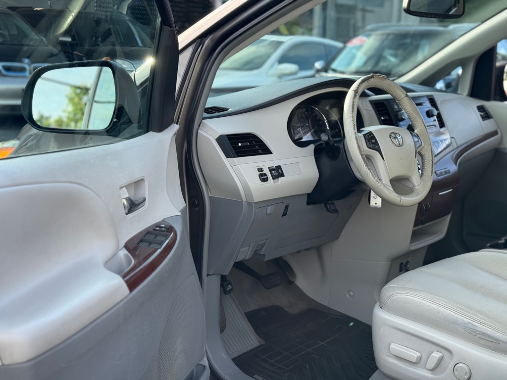 Photo 9 of this TOYOTA SIENNA
