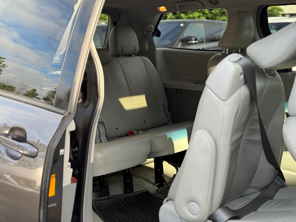 Photo 21 of this TOYOTA SIENNA