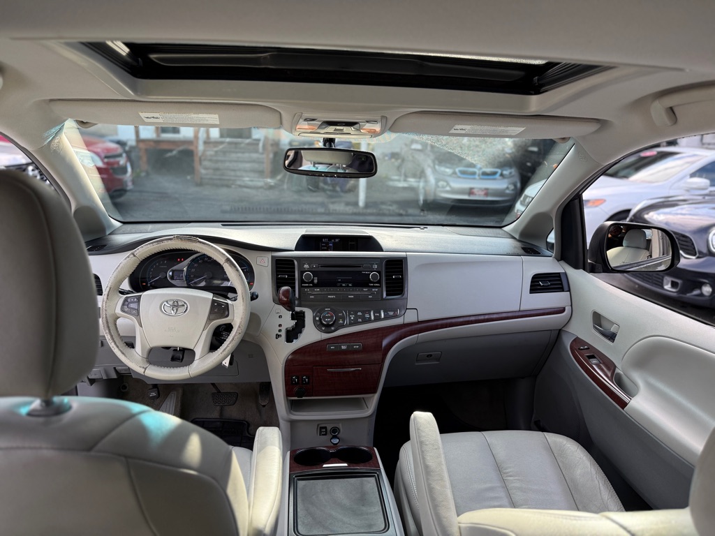 Photo 14 of this TOYOTA SIENNA