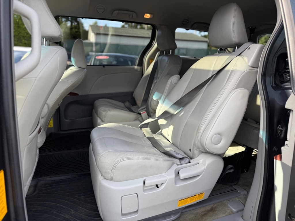 Photo 12 of this TOYOTA SIENNA