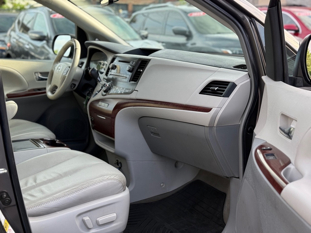 Photo 16 of this TOYOTA SIENNA
