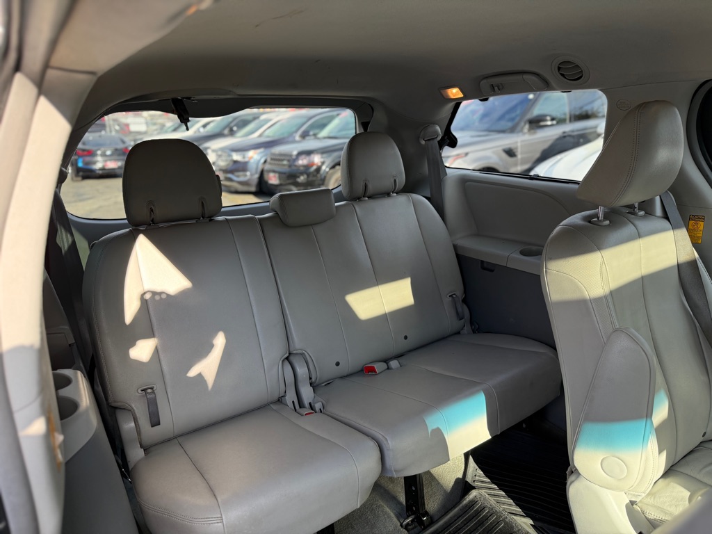 Photo 22 of this TOYOTA SIENNA
