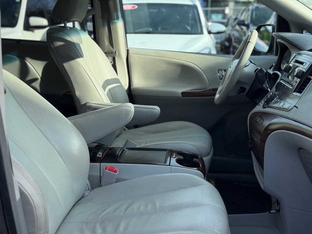 Photo 17 of this TOYOTA SIENNA