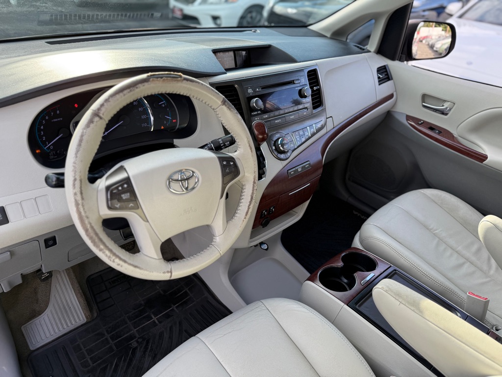 Photo 11 of this TOYOTA SIENNA