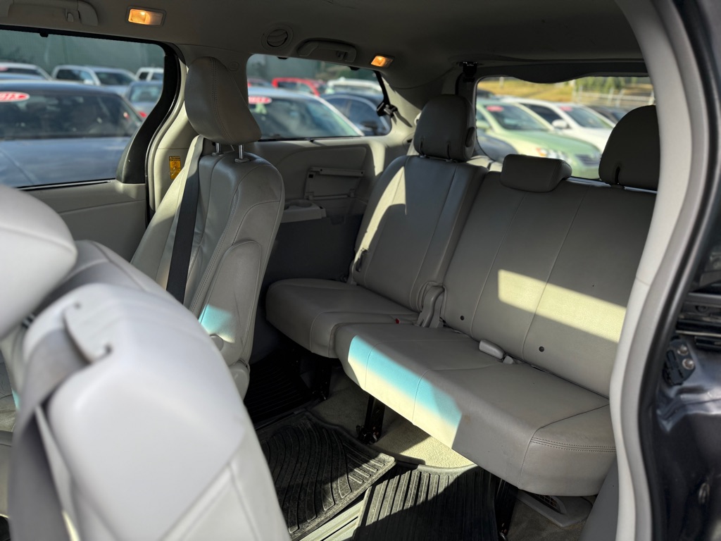 Photo 13 of this TOYOTA SIENNA
