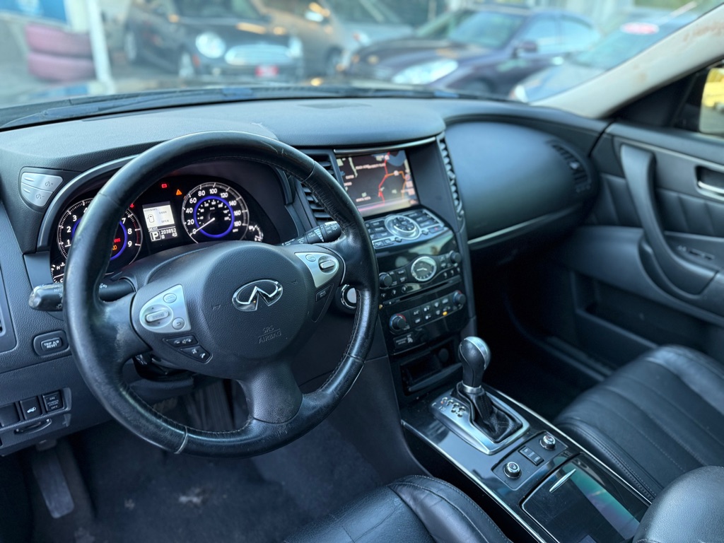 Photo 10 of this INFINITI QX70